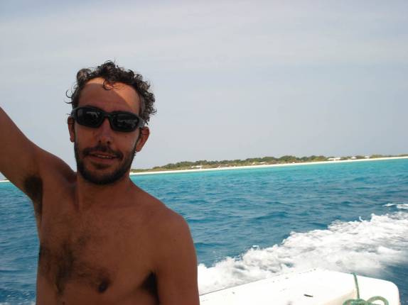 Feliz da vida, a caminho de mais um cayo paradisíaco em Los Roques, no litoral venezuelano